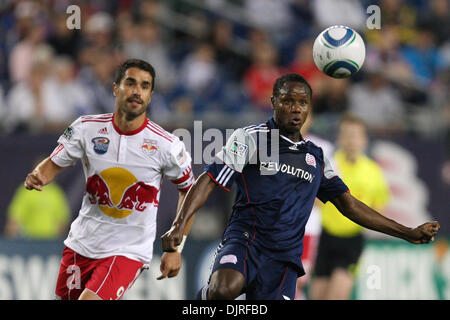 29. Mai 2010 - Foxboro, Massachusetts, USA - 29. Mai 2010: New England Revolution Mittelfeldspieler Joseph Niouky (23) kickt den Ball zurück in Red Bull Gebiet während des ersten Zeitraums Spiels an Gillette Stadium, Foxboro, Massachusetts... Obligatorische Zeichen Box / Southcreek Global (Kredit-Bild: © Mark Box/Southcreek Global/ZUMApress.com) Stockfoto