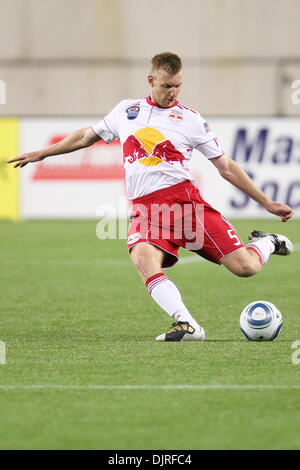 29. Mai 2010 - Foxboro, Massachusetts, USA - 29. Mai 2010: New York Red Bulls Verteidiger Tim Ream (5) kickt den Ball ins Spiel in der ersten Hälfte des Spiels an Gillette Stadium, Foxboro, Massachusetts.  New England Revolution gewann das Spiel 3-2.  Obligatorische Zeichen Box / Southcreek Global (Kredit-Bild: © Mark Box/Southcreek Global/ZUMApress.com) Stockfoto