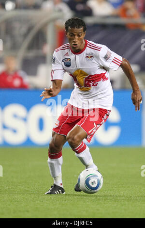 29. Mai 2010 - Foxboro, Massachusetts, USA - 29. Mai 2010: New York Red Bulls Verteidiger Roy Miller (7) bewegt sich den Ball über Mittelfeld während des Spiels an Gillette Stadium, Foxboro, Massachusetts.  New England Revolution gewann das Match-3 - 2..Mandatory Mark Box / Southcreek Global (Credit-Bild: © Mark Box/Southcreek Global/ZUMApress.com) Stockfoto