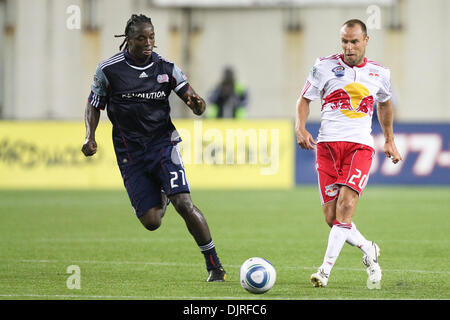 29. Mai 2010 - Foxboro, Massachusetts, USA - 29. Mai 2010: New England Revolution Mittelfeldspieler Shalrie Joseph (21) bewegt sich in den Ball aus New York Red Bulls Midfileder Joel Lindpere (20) während des Spiels an Gillette Stadium, Foxboro, Massachusetts nehmen.  New England Revolution gewann das Match-3 - 2..Mandatory Mark Box / Southcreek Global (Credit-Bild: © Mark Box/Southcreek Glob Stockfoto