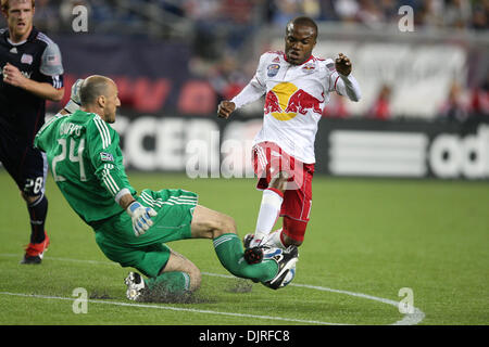 29. Mai 2010 - Foxboro, Massachusetts, USA - 29. Mai 2010: New York Red Bulls nach vorn Dane Richards Schritte auf und bricht New England Revolution Ziel Keeper Preston Burpo Bein in der ersten Phase des Spiels an Gillette Stadium, Foxboro, Massachusetts... Obligatorische Zeichen Box / Southcreek Global (Kredit-Bild: © Mark Box/Southcreek Global/ZUMApress.com) Stockfoto