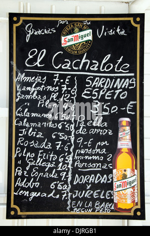 Strandbar (Chiringuito) Menü auf Malagueta Strand, Malaga, Costa del Sol, Provinz Malaga, Andalusien, Spanien, Westeuropa. Stockfoto
