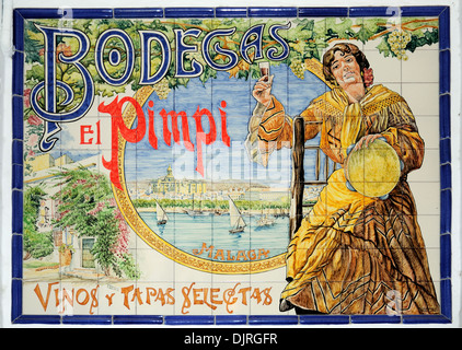 Keramische Bodegas el Pimpi unterzeichnen, Provinz Málaga, Costa Del Sol, Malaga, Andalusien, Spanien, Westeuropa. Stockfoto