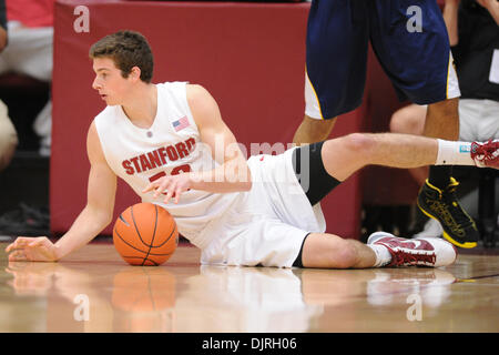 6. März 2010 - Stanford, Kalifornien, USA - 6. März 2010: Stanford SO nach vorn Jack Trotter (50) steuert einen defensiven Rebound bei PAC-10 Aktion zwischen dem Stanford Cardinal und die Cal Golden Bears um Maples Pavillon in Stanford, Kalifornien.  Cal hat die Rivalität Spiel 71-61. (Kredit-Bild: © Matt Cohen/Southcreek Global/ZUMApress.com) Stockfoto