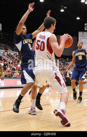 6. März 2010 - Stanford, Kalifornien, USA - 6. März 2010: Cal SO Guard Jorge Gutierrez (2) Drücke Stanford SO nach vorn Jack Trotter (50) während der PAC-10 Aktion zwischen dem Stanford Cardinal und die Cal Golden Bears um Maples Pavillon in Stanford, Kalifornien.  Cal hat die Rivalität Spiel 71-61. (Kredit-Bild: © Matt Cohen/Southcreek Global/ZUMApress.com) Stockfoto