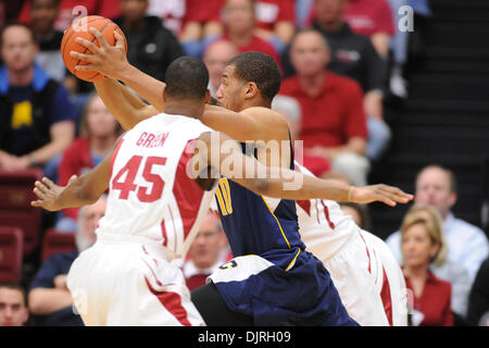 6. März 2010 - Stanford, Kalifornien, USA - 6. März 2010: SR Cal vorwärts Jamal Boykin (10) Rennen von Stanford SO Guard Jeremy Green (45) während der PAC-10 Aktion zwischen dem Stanford Cardinal und die Cal Golden Bears um Maples Pavillon in Stanford, Kalifornien.  Cal hat die Rivalität Spiel 71-61. (Kredit-Bild: © Matt Cohen/Southcreek Global/ZUMApress.com) Stockfoto