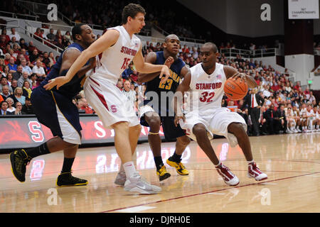 6. März 2010 - Stanford, Kalifornien, USA - 6. März 2010: Stanford JR Guard Da'Veed Dildy (32) treibt die Spur während der PAC-10 Aktion zwischen der Stanford Cardinal und die Cal Golden Bears um Maples Pavillon in Stanford, Kalifornien.  Cal hat die Rivalität Spiel 71-61. (Kredit-Bild: © Matt Cohen/Southcreek Global/ZUMApress.com) Stockfoto