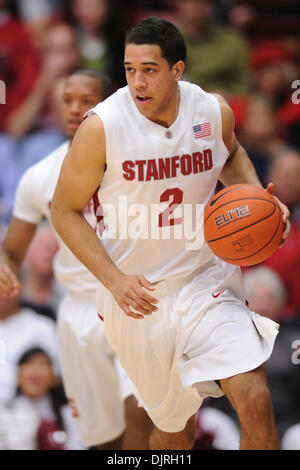 6. März 2010 - Stanford, Kalifornien, USA - 6. März 2010: Stanford SR vorwärts Landry Felder (2) bringt die Kugel vorne bei PAC-10 Aktion zwischen dem Stanford Cardinal und die Cal Golden Bears um Maples Pavillon in Stanford, Kalifornien.  Cal hat die Rivalität Spiel 71-61. (Kredit-Bild: © Matt Cohen/Southcreek Global/ZUMApress.com) Stockfoto