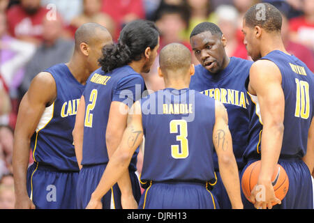 6. März 2010 - Stanford, Kalifornien, USA - 6. März 2010: Cal SR vorwärts Theo Robertson (24) gibt Anweisungen in der Cal-Huddle während PAC-10 Aktion zwischen dem Stanford Cardinal und die Cal Golden Bears um Maples Pavillon in Stanford, Kalifornien.  Cal hat die Rivalität Spiel 71-61. (Kredit-Bild: © Matt Cohen/Southcreek Global/ZUMApress.com) Stockfoto