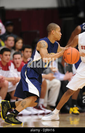 6. März 2010 - Stanford, Kalifornien, USA - 6. März 2010: Cal SR Guard Jerome Randle (3) dribbelt Kreuz Gericht während der PAC-10 Aktion zwischen dem Stanford Cardinal und die Cal Golden Bears um Maples Pavillon in Stanford, Kalifornien.  Cal hat die Rivalität Spiel 71-61. (Kredit-Bild: © Matt Cohen/Southcreek Global/ZUMApress.com) Stockfoto