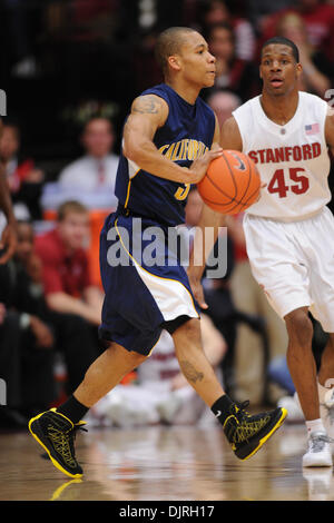 6. März 2010 - Stanford, Kalifornien, USA - 6. März 2010: Cal SR Guard Jerome Randle (3) schwingt die Kugel herum während der PAC-10 Aktion zwischen dem Stanford Cardinal und die Cal Golden Bears um Maples Pavillon in Stanford, Kalifornien.  Cal hat die Rivalität Spiel 71-61. (Kredit-Bild: © Matt Cohen/Southcreek Global/ZUMApress.com) Stockfoto