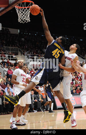 6. März 2010 - Stanford, Kalifornien, USA - 6. März 2010: Cal JR Center Markhuri Sanders-Frison (45) reißt einen Rebound bei PAC-10 Aktion zwischen dem Stanford Cardinal und die Cal Golden Bears um Maples Pavillon in Stanford, Kalifornien.  Cal hat die Rivalität Spiel 71-61. (Kredit-Bild: © Matt Cohen/Southcreek Global/ZUMApress.com) Stockfoto