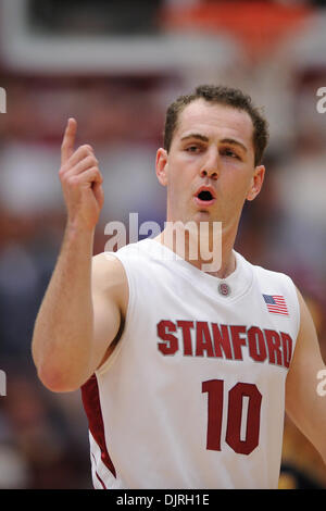 6. März 2010 - Stanford, Kalifornien, USA - 6. März 2010: Stanford SR Guard Drew Shiller (10) ruft ein Spiel während der PAC-10 Aktion zwischen dem Stanford Cardinal und die Cal Golden Bears um Maples Pavillon in Stanford, Kalifornien.  Cal hat die Rivalität Spiel 71-61. (Kredit-Bild: © Matt Cohen/Southcreek Global/ZUMApress.com) Stockfoto