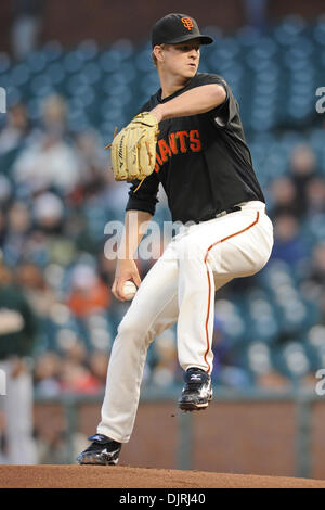 2. April 2010 - San Francisco, Kalifornien, USA - 2. April 2010: San Francisco Giants P Matt Cain (18) Stellplätze während einer '' Bay Bridge Series'' Schaukampf zwischen der Oakland As und die San Francisco Giants im AT&T Park in San Francisco, CA. (Credit-Bild: © Matt Cohen/Southcreek Global/ZUMApress.com) Stockfoto