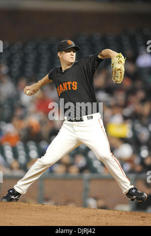 2. April 2010 - San Francisco, Kalifornien, USA - 2. April 2010: San Francisco Giants P Matt Cain (18) Stellplätze während einer '' Bay Bridge Series'' Schaukampf zwischen der Oakland As und die San Francisco Giants im AT&T Park in San Francisco, CA. (Credit-Bild: © Matt Cohen/Southcreek Global/ZUMApress.com) Stockfoto