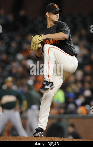 2. April 2010 - San Francisco, Kalifornien, USA - 2. April 2010: San Francisco Giants P Matt Cain (18) Stellplätze während einer '' Bay Bridge Series'' Schaukampf zwischen der Oakland As und die San Francisco Giants im AT&T Park in San Francisco, CA. (Credit-Bild: © Matt Cohen/Southcreek Global/ZUMApress.com) Stockfoto