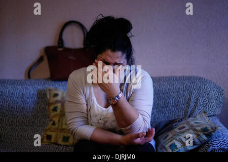 Madrid, Spanien. 29. November 2013. Carmen Carmona, weint 46 Jahre alt, während sie darauf wartet, in Madrid geräumt werden. Pilar Amador Navarro 65 Jahr alt lebt seit 15 Jahren mit ihren zwei Söhnen und 3 Neffen in einer Wohnung der City Hall Housing Company (EMVS). Sie haben Schulden in Höhe von 3600 Euro, da die Firma ihr Konto für die Zahlungen gesperrt. Sie versuchten, die Schulden zu bezahlen, aber das Rathaus Housing Company (EMVS) informierte sie, dass sie ausziehen müssen. Foto: Rodrigo Garcia/NurPhoto © Rodrigo Garcia/NurPhoto/ZUMAPRESS.com/Alamy Live-Nachrichten Stockfoto