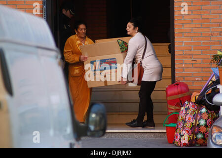 Madrid, Spanien. 29. November 2013. Carmen Carmona, 46 Jahre alten und Pilar Amador Navarro, 65-Jahr zu starren, neben ihren Belonglings nach Madrid vertrieben worden. Pilar Amador Navarro 65 Jahr alt lebt seit 15 Jahren mit ihren zwei Söhnen und 3 Neffen in einer Wohnung der City Hall Housing Company (EMVS). Sie haben Schulden in Höhe von 3600 Euro, da die Firma ihr Konto für die Zahlungen gesperrt. Sie versuchten, die Schulden zu bezahlen, aber das Rathaus Housing Company (EMVS) informierte sie, dass sie ausziehen müssen. Foto: Rodrigo Garcia/NurPhoto © Rodrigo Garcia/NurPhoto/ZUMAPRESS.com/Alamy Live-Nachrichten Stockfoto
