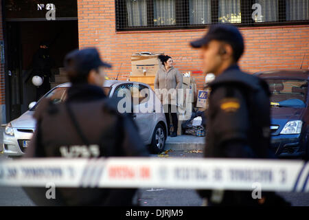 Madrid, Spanien. 29. November 2013. Carmen Carmona, 46 Jahre alten und Pilar Amador Navarro, 65-Jahr zu starren, neben ihren Belonglings nach Madrid vertrieben worden. Pilar Amador Navarro 65 Jahr alt lebt seit 15 Jahren mit ihren zwei Söhnen und 3 Neffen in einer Wohnung der City Hall Housing Company (EMVS). Sie haben Schulden in Höhe von 3600 Euro, da die Firma ihr Konto für die Zahlungen gesperrt. Sie versuchten, die Schulden zu bezahlen, aber das Rathaus Housing Company (EMVS) informierte sie, dass sie ausziehen müssen. Foto: Rodrigo Garcia/NurPhoto © Rodrigo Garcia/NurPhoto/ZUMAPRESS.com/Alamy Live-Nachrichten Stockfoto