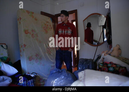 Madrid, Spanien. 29. November 2013. Antonio Carmona 15 jährige wartet auf den gerichtlichen Provision, ihn und seine Familie in Madrid zu vertreiben. Pilar Amador Navarro 65 Jahr alt lebt seit 15 Jahren mit ihren zwei Söhnen und 3 Neffen in einer Wohnung der City Hall Housing Company (EMVS). Sie haben Schulden in Höhe von 3600 Euro, da die Firma ihr Konto für die Zahlungen gesperrt. Sie versuchten, die Schulden zu bezahlen, aber das Rathaus Housing Company (EMVS) informierte sie, dass sie ausziehen müssen. Foto: Rodrigo Garcia/NurPhoto © Rodrigo Garcia/NurPhoto/ZUMAPRESS.com/Alamy Live-Nachrichten Stockfoto