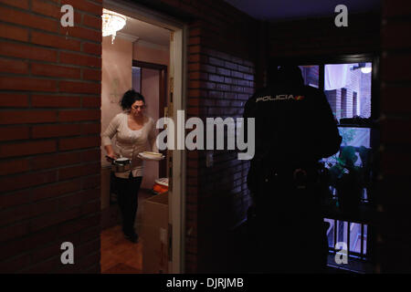 Madrid, Spanien. 29. November 2013. Carmen Carmona, trägt 46 Jahre alt, ihre Belonglings bis vor die Haustür, während sie darauf wartet, in Madrid geräumt werden. Pilar Amador Navarro 65 Jahr alt lebt seit 15 Jahren mit ihren zwei Söhnen und 3 Neffen in einer Wohnung der City Hall Housing Company (EMVS). Sie haben Schulden in Höhe von 3600 Euro, da die Firma ihr Konto für die Zahlungen gesperrt. Sie versuchten, die Schulden zu bezahlen, aber das Rathaus Housing Company (EMVS) informierte sie, dass sie ausziehen müssen. Foto: Rodrigo Garcia/NurPhoto © Rodrigo Garcia/NurPhoto/ZUMAPRESS.com/Alamy Live-Nachrichten Stockfoto