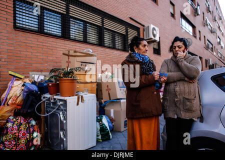 Madrid, Spanien. 29. November 2013. Carmen Carmona, 46 Jahre alten und Pilar Amador Navarro, 65-Jahr zu starren, neben ihren Belonglings nach Madrid vertrieben worden. Pilar Amador Navarro 65 Jahr alt lebt seit 15 Jahren mit ihren zwei Söhnen und 3 Neffen in einer Wohnung der City Hall Housing Company (EMVS). Sie haben Schulden in Höhe von 3600 Euro, da die Firma ihr Konto für die Zahlungen gesperrt. Sie versuchten, die Schulden zu bezahlen, aber das Rathaus Housing Company (EMVS) informierte sie, dass sie ausziehen müssen. Foto: Rodrigo Garcia/NurPhoto © Rodrigo Garcia/NurPhoto/ZUMAPRESS.com/Alamy Live-Nachrichten Stockfoto