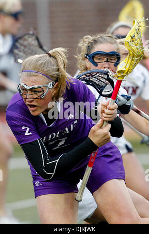 12. April 2010 - Philadelphia, Pennsylvania, USA - 9. April 2010: Northwestern Mittelfeldspieler Danielle Spencer (2) in Aktion während der Northwestern in Pennsylvania Damen-Lacrosse-Spiel im Feld Franklin in Philadelphia, Pennsylvania statt.  Nummer eins auf Platz Northwestern Wildcats besiegten den sechsten Rang Pennsylvania Quäker 12-8. (Kredit-Bild: © Alex Cena/Southcreek Global/ZUMApres Stockfoto