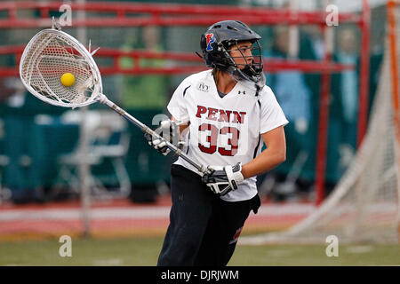 12. April 2010 - Philadelphia, Pennsylvania, USA - 9. April 2010: Pennsylvania Torwart Emily Szelest (33) Aktion während der Northwestern in Pennsylvania Frauen Lacrosse Spiel gehalten in Franklin Field in Philadelphia, Pennsylvania.  Nummer eins auf Platz Northwestern Wildcats besiegten den sechsten Rang Pennsylvania Quäker 12-8. (Kredit-Bild: © Alex Cena/Southcreek Global/ZUMApress.com Stockfoto