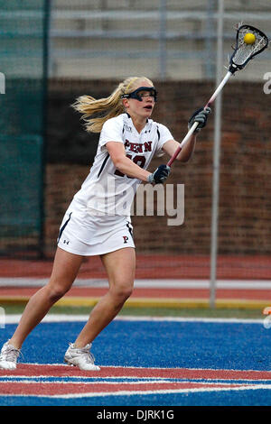 12. April 2010 - Philadelphia, Pennsylvania, USA - 9. April 2010: Pennsylvania Verteidigung Barb Seaman (19) in Aktion während der Northwestern in Pennsylvania Damen-Lacrosse-Spiel im Feld Franklin in Philadelphia, Pennsylvania statt.  Nummer eins auf Platz Northwestern Wildcats besiegten den sechsten Rang Pennsylvania Quäker 12-8. (Kredit-Bild: © Alex Cena/Southcreek Global/ZUMApress.com) Stockfoto
