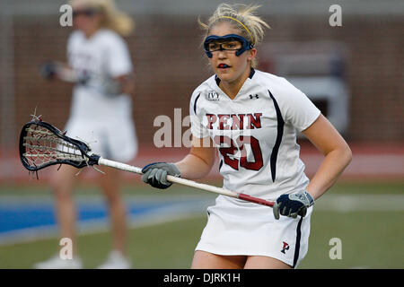 12. April 2010 - Philadelphia, Pennsylvania, USA - 9. April 2010: Pennsylvania Mittelfeldspieler Emma Spiro (20) in Aktion während der Northwestern in Pennsylvania Damen-Lacrosse-Spiel im Feld Franklin in Philadelphia, Pennsylvania statt.  Nummer eins auf Platz Northwestern Wildcats besiegten den sechsten Rang Pennsylvania Quäker 12-8. (Kredit-Bild: © Alex Cena/Southcreek Global/ZUMApress.co Stockfoto