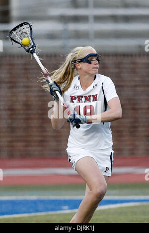 12. April 2010 - Philadelphia, Pennsylvania, USA - 9. April 2010: Pennsylvania Verteidigung Barb Seaman (19) in Aktion während der Northwestern in Pennsylvania Damen-Lacrosse-Spiel im Feld Franklin in Philadelphia, Pennsylvania statt.  Nummer eins auf Platz Northwestern Wildcats besiegten den sechsten Rang Pennsylvania Quäker 12-8. (Kredit-Bild: © Alex Cena/Southcreek Global/ZUMApress.com) Stockfoto