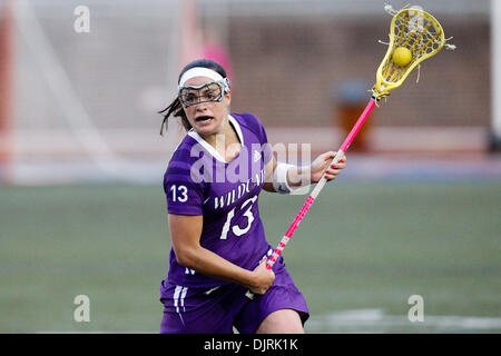 12. April 2010 - Philadelphia, Pennsylvania, USA - 9. April 2010: Northwestern Mittelfeldspieler Colleen Magarity (13) Aktion während der Northwestern in Pennsylvania Frauen Lacrosse Spiel gehalten in Franklin Field in Philadelphia, Pennsylvania.  Nummer eins auf Platz Northwestern Wildcats besiegten den sechsten Rang Pennsylvania Quäker 12-8. (Kredit-Bild: © Alex Cena/Southcreek Global/ZUMApress. Stockfoto