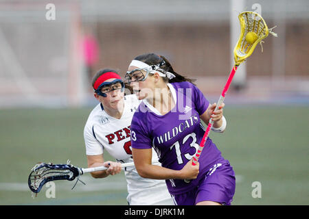 12. April 2010 - Philadelphia, Pennsylvania, USA - 9. April 2010: Northwestern Mittelfeldspieler Colleen Magarity (13) Aktion während der Northwestern in Pennsylvania Frauen Lacrosse Spiel gehalten in Franklin Field in Philadelphia, Pennsylvania.  Nummer eins auf Platz Northwestern Wildcats besiegten den sechsten Rang Pennsylvania Quäker 12-8. (Kredit-Bild: © Alex Cena/Southcreek Global/ZUMApress. Stockfoto