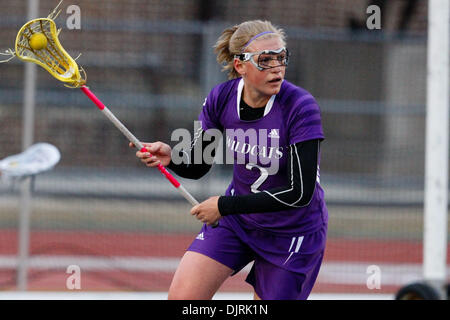 12. April 2010 - Philadelphia, Pennsylvania, USA - 9. April 2010: Northwestern Mittelfeldspieler Danielle Spencer (2) in Aktion während der Northwestern in Pennsylvania Damen-Lacrosse-Spiel im Feld Franklin in Philadelphia, Pennsylvania statt.  Nummer eins auf Platz Northwestern Wildcats besiegten den sechsten Rang Pennsylvania Quäker 12-8. (Kredit-Bild: © Alex Cena/Southcreek Global/ZUMApres Stockfoto