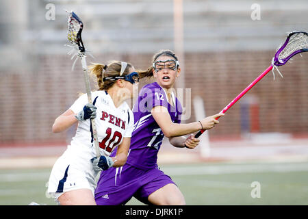 12. April 2010 - Philadelphia, Pennsylvania, USA - 9. April 2010: Pennsylvania Mittelfeldspieler Ali DeLuca (10) Northwestern Verteidigung Lacey Vigmostad (12) Aktion während der Northwestern in Pennsylvania Frauen Lacrosse Spiel gehalten in Franklin Field in Philadelphia, Pennsylvania.  Nummer eins auf Platz Northwestern Wildcats besiegten den sechsten Rang Pennsylvania Quäker 12-8. (Kredit-Bild: © A Stockfoto