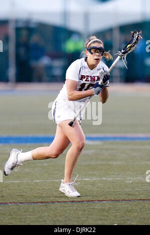 12. April 2010 - Philadelphia, Pennsylvania, USA - 9. April 2010: Pennsylvania Mittelfeldspieler Ali DeLuca (10) Aktion während der Northwestern in Pennsylvania Frauen Lacrosse Spiel gehalten in Franklin Field in Philadelphia, Pennsylvania.  Nummer eins auf Platz Northwestern Wildcats besiegten den sechsten Rang Pennsylvania Quäker 12-8. (Kredit-Bild: © Alex Cena/Southcreek Global/ZUMApress.com) Stockfoto