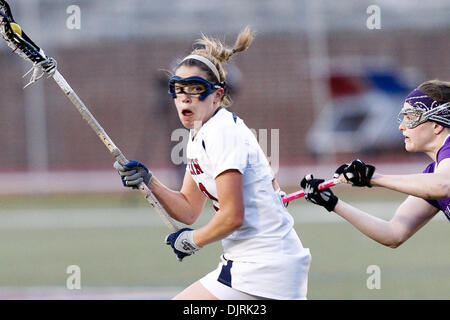 12. April 2010 - Philadelphia, Pennsylvania, USA - 9. April 2010: Pennsylvania Mittelfeldspieler Ali DeLuca (10) und nordwestlichen Mittelfeld/Angriff Katrina Dowd (4) in Aktion während der Northwestern in Pennsylvania Damen-Lacrosse-Spiel statt in Franklin Field in Philadelphia, Pennsylvania.  Nummer eins auf Platz Northwestern Wildcats besiegten den sechsten Rang Pennsylvania Quäker 12-8. (Cred Stockfoto