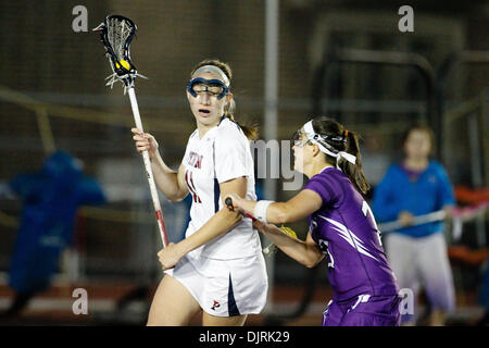 12. April 2010 - Philadelphia, Pennsylvania, USA - 9. April 2010: Pennsylvania Mittelfeldspieler Maddie Poplawski (11) und nordwestlichen Mittelfeldspieler Colleen Magarity (13) Aktion während der Northwestern in Pennsylvania Damen-Lacrosse-Spiel statt in Franklin Field in Philadelphia, Pennsylvania.  Nummer eins auf Platz Northwestern Wildcats besiegten den sechsten Rang Pennsylvania Quäker 12-8. (Cr Stockfoto