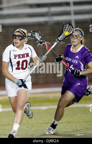 12. April 2010 - Philadelphia, Pennsylvania, USA - 9. April 2010: Pennsylvania Mittelfeldspieler Ali DeLuca (10) und nordwestlichen Mittelfeldspieler Ali Cassera (16) in Aktion während der Northwestern in Pennsylvania Damen-Lacrosse-Spiel statt in Franklin Field in Philadelphia, Pennsylvania.  Nummer eins auf Platz Northwestern Wildcats besiegten den sechsten Rang Pennsylvania Quäker 12-8. (Kredit Imag Stockfoto