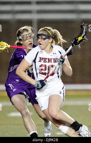 12. April 2010 - Philadelphia, Pennsylvania, USA - 9. April 2010: Pennsylvania Mittelfeldspieler Emma Spiro (20) und nordwestlichen Mittelfeld/Angriff Alexandra Frank (11) in Aktion während der Northwestern in Pennsylvania Damen-Lacrosse-Spiel statt in Franklin Field in Philadelphia, Pennsylvania.  Nummer eins auf Platz Northwestern Wildcats besiegten den sechsten Rang Pennsylvania Quäker 12-8. ( Stockfoto