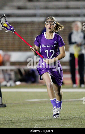 12. April 2010 - Philadelphia, Pennsylvania, USA - 9. April 2010: Northwestern Verteidigung Lacey Vigmostad (12) in Aktion während der Northwestern in Pennsylvania Damen-Lacrosse-Spiel im Feld Franklin in Philadelphia, Pennsylvania statt.  Nummer eins auf Platz Northwestern Wildcats besiegten den sechsten Rang Pennsylvania Quäker 12-8. (Kredit-Bild: © Alex Cena/Southcreek Global/ZUMApress.c Stockfoto
