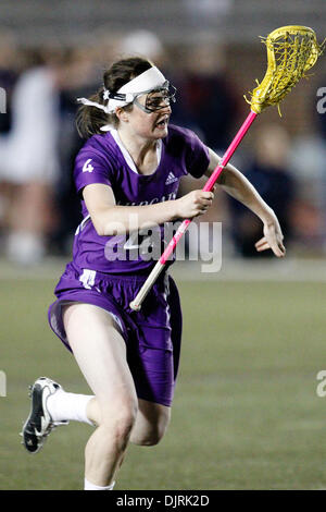 12. April 2010 - Philadelphia, Pennsylvania, USA - 9. April 2010: Northwestern Mittelfeld/Angriff Katrina Dowd (4) in Aktion während der Northwestern in Pennsylvania Damen-Lacrosse-Spiel statt in Franklin Field in Philadelphia, Pennsylvania.  Nummer eins auf Platz Northwestern Wildcats besiegten den sechsten Rang Pennsylvania Quäker 12-8. (Kredit-Bild: © Alex Cena/Southcreek Global/ZUMAp Stockfoto