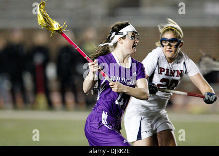 12. April 2010 - Philadelphia, Pennsylvania, USA - 9. April 2010: Northwestern Mittelfeld/Angriff Katrina Dowd (4) und Pennsylvania Mittelfeldspieler Emma Spiro (20) in Aktion während der Northwestern in Pennsylvania Damen-Lacrosse-Spiel statt in Franklin Field in Philadelphia, Pennsylvania.  Nummer eins auf Platz Northwestern Wildcats besiegten den sechsten Rang Pennsylvania Quäker 12-8. (Cred Stockfoto