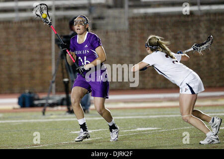 12. April 2010 - Philadelphia, Pennsylvania, USA - 9. April 2010: Northwestern Mittelfeldspieler Ali Cassera (16) und Pennsylvania Mittelfeldspieler Carolyn Pollard (3) in Aktion während der Northwestern in Pennsylvania Damen-Lacrosse-Spiel statt in Franklin Field in Philadelphia, Pennsylvania.  Nummer eins auf Platz Northwestern Wildcats besiegten den sechsten Rang Pennsylvania Quäker 12-8. (Credit Stockfoto