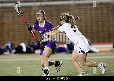 12. April 2010 - Philadelphia, Pennsylvania, USA - 9. April 2010: Northwestern Mittelfeldspieler Ali Cassera (16) und Pennsylvania Mittelfeldspieler Carolyn Pollard (3) in Aktion während der Northwestern in Pennsylvania Damen-Lacrosse-Spiel statt in Franklin Field in Philadelphia, Pennsylvania.  Nummer eins auf Platz Northwestern Wildcats besiegten den sechsten Rang Pennsylvania Quäker 12-8. (Credit Stockfoto