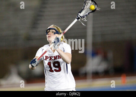 12. April 2010 - Philadelphia, Pennsylvania, USA - 9. April 2010: Pennsylvania Verteidigung Barb Seaman (19) in Aktion während der Northwestern in Pennsylvania Damen-Lacrosse-Spiel im Feld Franklin in Philadelphia, Pennsylvania statt.  Nummer eins auf Platz Northwestern Wildcats besiegten den sechsten Rang Pennsylvania Quäker 12-8. (Kredit-Bild: © Alex Cena/Southcreek Global/ZUMApress.com) Stockfoto