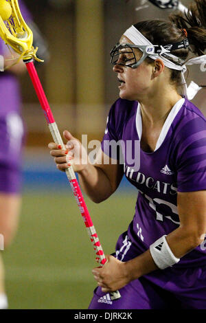 12. April 2010 - Philadelphia, Pennsylvania, USA - 9. April 2010: Northwestern Mittelfeldspieler Colleen Magarity (13) Aktion während der Northwestern in Pennsylvania Frauen Lacrosse Spiel gehalten in Franklin Field in Philadelphia, Pennsylvania.  Nummer eins auf Platz Northwestern Wildcats besiegten den sechsten Rang Pennsylvania Quäker 12-8. (Kredit-Bild: © Alex Cena/Southcreek Global/ZUMApress. Stockfoto
