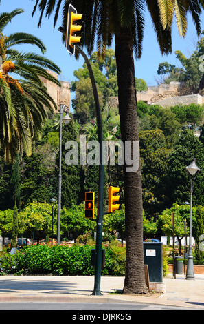 Fußgängerüberweg mit den Jardines Pedro Luis Alonso mit Gibralfaro Burg (Alcazaba de Málaga) nach hinten, Malaga, Spanien. Stockfoto