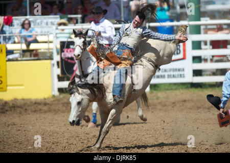 17. April 2010 - Red Bluff, Kalifornien, USA - 17. April 2010: Bareback Reiter Nathan Bayes von Adrian, oder bei der 2010 Red Bluff Round-Up an der Tehama County Fairgrounds in Red Bluff, CA. (Credit-Bild: © Matt Cohen/Southcreek Global/ZUMApress.com) Stockfoto