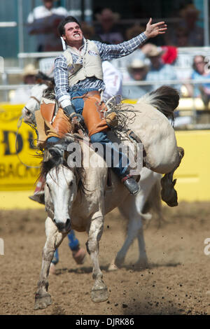 17. April 2010 - Red Bluff, Kalifornien, USA - 17. April 2010: Bareback Reiter Nathan Bayes von Adrian, oder bei der 2010 Red Bluff Round-Up an der Tehama County Fairgrounds in Red Bluff, CA. (Credit-Bild: © Matt Cohen/Southcreek Global/ZUMApress.com) Stockfoto